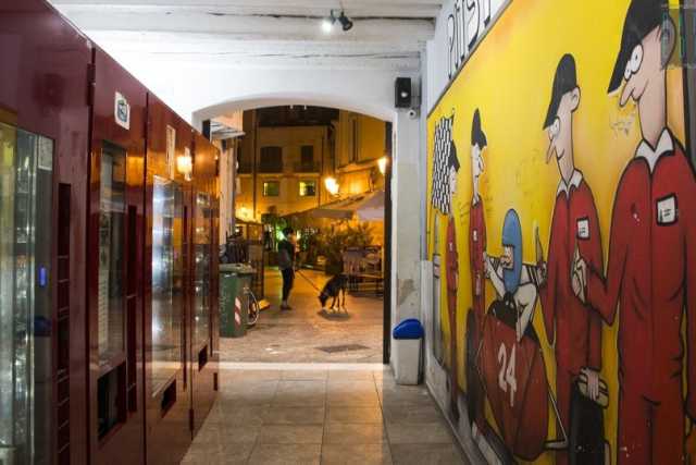 Neon, insegne sgargianti, distributori h24: � la decadente movida di Bari Vecchia
